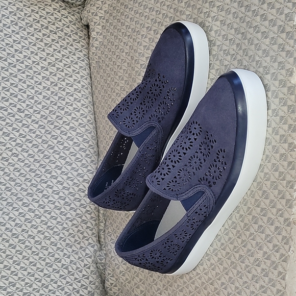 sperry seaside perforated sneaker